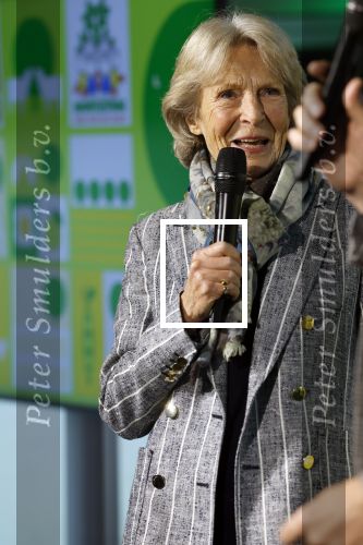 Laren (Gelderland) 19 november 2025
Bijeenkomst van nationale boomplantdag waar prinses Irene uit handen van Albert Verlinde een prijs krijgt omdat zij zich altijd ingezet heeft voor behoud en onderhoud bomen .