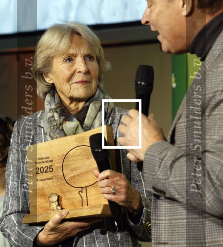 Laren (Gelderland) 19 november 2025
Bijeenkomst van nationale boomplantdag waar prinses Irene uit handen van Albert Verlinde een prijs krijgt omdat zij zich altijd ingezet heeft voor behoud en onderhoud bomen .