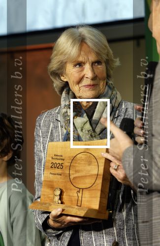 Laren (Gelderland) 19 november 2025
Bijeenkomst van nationale boomplantdag waar prinses Irene uit handen van Albert Verlinde een prijs krijgt omdat zij zich altijd ingezet heeft voor behoud en onderhoud bomen .