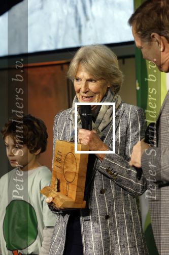 Laren (Gelderland) 19 november 2025
Bijeenkomst van nationale boomplantdag waar prinses Irene uit handen van Albert Verlinde een prijs krijgt omdat zij zich altijd ingezet heeft voor behoud en onderhoud bomen .