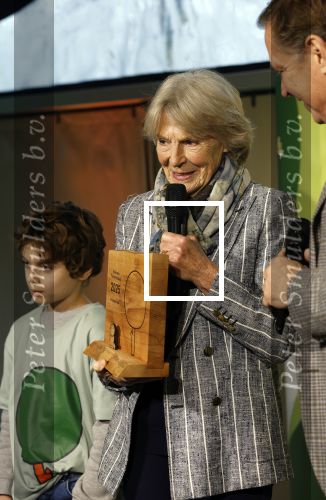 Laren (Gelderland) 19 november 2025
Bijeenkomst van nationale boomplantdag waar prinses Irene uit handen van Albert Verlinde een prijs krijgt omdat zij zich altijd ingezet heeft voor behoud en onderhoud bomen .