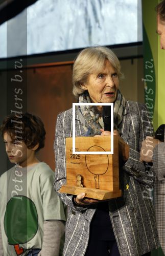 Laren (Gelderland) 19 november 2025
Bijeenkomst van nationale boomplantdag waar prinses Irene uit handen van Albert Verlinde een prijs krijgt omdat zij zich altijd ingezet heeft voor behoud en onderhoud bomen .