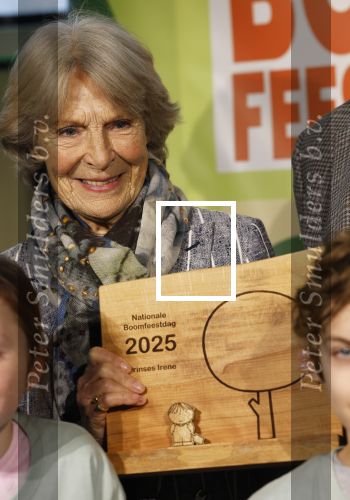 Laren (Gelderland) 19 november 2025
Bijeenkomst van nationale boomplantdag waar prinses Irene uit handen van Albert Verlinde een prijs krijgt omdat zij zich altijd ingezet heeft voor behoud en onderhoud bomen .