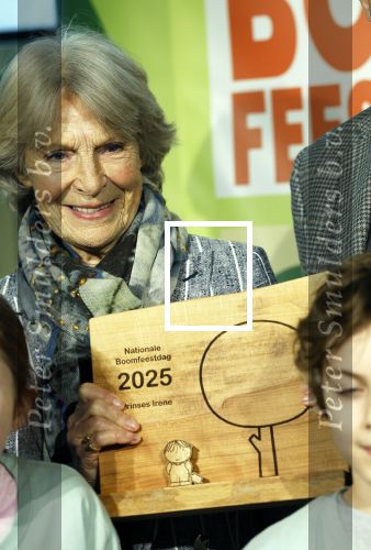 Laren (Gelderland) 19 november 2025
Bijeenkomst van nationale boomplantdag waar prinses Irene uit handen van Albert Verlinde een prijs krijgt omdat zij zich altijd ingezet heeft voor behoud en onderhoud bomen .