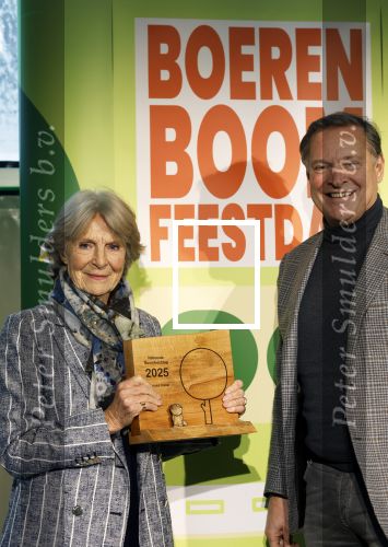 Laren (Gelderland) 19 november 2025
Bijeenkomst van nationale boomplantdag waar prinses Irene uit handen van Albert Verlinde een prijs krijgt omdat zij zich altijd ingezet heeft voor behoud en onderhoud bomen .