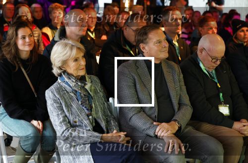 Laren (Gelderland) 19 november 2025
Bijeenkomst van nationale boomplantdag waar prinses Irene uit handen van Albert Verlinde een prijs krijgt omdat zij zich altijd ingezet heeft voor behoud en onderhoud bomen .