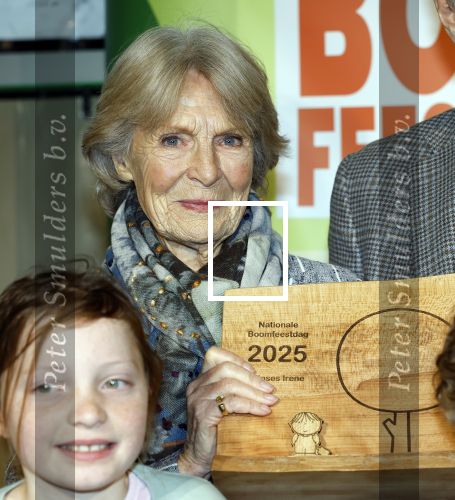 Laren (Gelderland) 19 november 2025
Bijeenkomst van nationale boomplantdag waar prinses Irene uit handen van Albert Verlinde een prijs krijgt omdat zij zich altijd ingezet heeft voor behoud en onderhoud bomen .