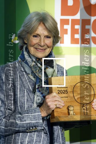 Laren (Gelderland) 19 november 2025
Bijeenkomst van nationale boomplantdag waar prinses Irene uit handen van Albert Verlinde een prijs krijgt omdat zij zich altijd ingezet heeft voor behoud en onderhoud bomen .