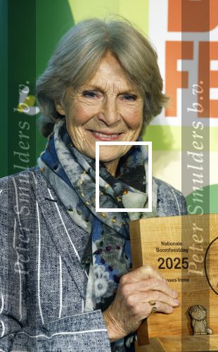 Laren (Gelderland) 19 november 2025
Bijeenkomst van nationale boomplantdag waar prinses Irene uit handen van Albert Verlinde een prijs krijgt omdat zij zich altijd ingezet heeft voor behoud en onderhoud bomen .