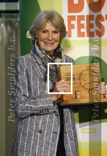 Laren (Gelderland) 19 november 2025
Bijeenkomst van nationale boomplantdag waar prinses Irene uit handen van Albert Verlinde een prijs krijgt omdat zij zich altijd ingezet heeft voor behoud en onderhoud bomen .