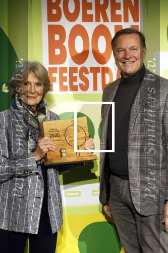 Laren (Gelderland) 19 november 2025
Bijeenkomst van nationale boomplantdag waar prinses Irene uit handen van Albert Verlinde een prijs krijgt omdat zij zich altijd ingezet heeft voor behoud en onderhoud bomen .