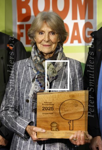 Laren (Gelderland) 19 november 2025
Bijeenkomst van nationale boomplantdag waar prinses Irene uit handen van Albert Verlinde een prijs krijgt omdat zij zich altijd ingezet heeft voor behoud en onderhoud bomen .