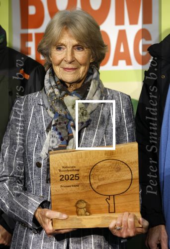 Laren (Gelderland) 19 november 2025
Bijeenkomst van nationale boomplantdag waar prinses Irene uit handen van Albert Verlinde een prijs krijgt omdat zij zich altijd ingezet heeft voor behoud en onderhoud bomen .