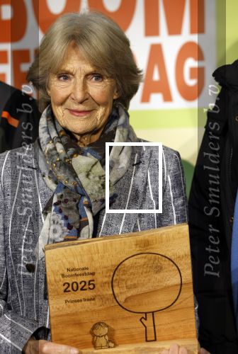 Laren (Gelderland) 19 november 2025
Bijeenkomst van nationale boomplantdag waar prinses Irene uit handen van Albert Verlinde een prijs krijgt omdat zij zich altijd ingezet heeft voor behoud en onderhoud bomen .