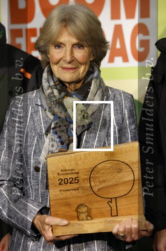 Laren (Gelderland) 19 november 2025
Bijeenkomst van nationale boomplantdag waar prinses Irene uit handen van Albert Verlinde een prijs krijgt omdat zij zich altijd ingezet heeft voor behoud en onderhoud bomen .