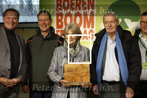 Laren (Gelderland) 19 november 2025
Bijeenkomst van nationale boomplantdag waar prinses Irene uit handen van Albert Verlinde een prijs krijgt omdat zij zich altijd ingezet heeft voor behoud en onderhoud bomen .