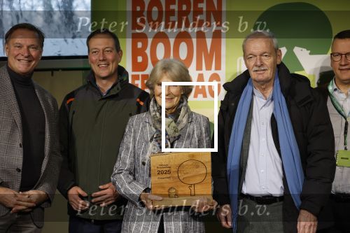 Laren (Gelderland) 19 november 2025
Bijeenkomst van nationale boomplantdag waar prinses Irene uit handen van Albert Verlinde een prijs krijgt omdat zij zich altijd ingezet heeft voor behoud en onderhoud bomen .