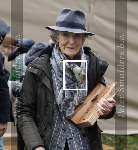 Laren (Gelderland) 19 november 2025
Bijeenkomst van nationale boomplantdag waar prinses Irene uit handen van Albert Verlinde een prijs krijgt omdat zij zich altijd ingezet heeft voor behoud en onderhoud bomen .