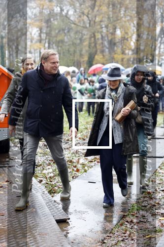 Laren (Gelderland) 19 november 2025
Bijeenkomst van nationale boomplantdag waar prinses Irene uit handen van Albert Verlinde een prijs krijgt omdat zij zich altijd ingezet heeft voor behoud en onderhoud bomen .