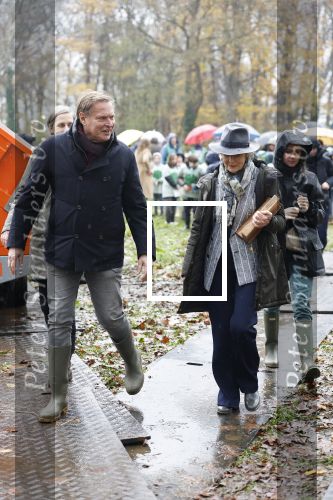 Laren (Gelderland) 19 november 2025
Bijeenkomst van nationale boomplantdag waar prinses Irene uit handen van Albert Verlinde een prijs krijgt omdat zij zich altijd ingezet heeft voor behoud en onderhoud bomen .