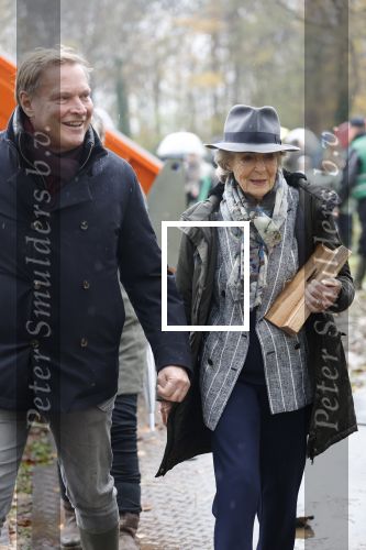 Laren (Gelderland) 19 november 2025
Bijeenkomst van nationale boomplantdag waar prinses Irene uit handen van Albert Verlinde een prijs krijgt omdat zij zich altijd ingezet heeft voor behoud en onderhoud bomen .