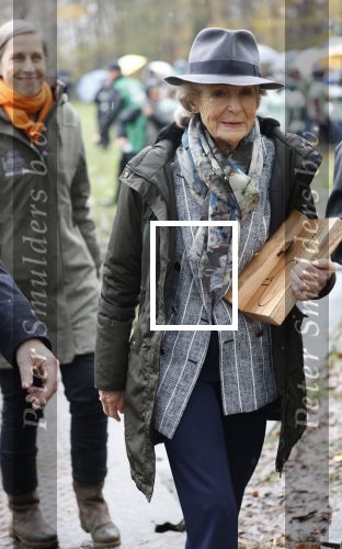 Laren (Gelderland) 19 november 2025
Bijeenkomst van nationale boomplantdag waar prinses Irene uit handen van Albert Verlinde een prijs krijgt omdat zij zich altijd ingezet heeft voor behoud en onderhoud bomen .