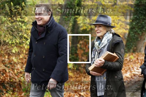 Laren (Gelderland) 19 november 2025
Bijeenkomst van nationale boomplantdag waar prinses Irene uit handen van Albert Verlinde een prijs krijgt omdat zij zich altijd ingezet heeft voor behoud en onderhoud bomen .