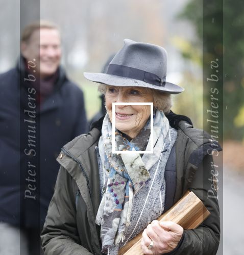 Laren (Gelderland) 19 november 2025
Bijeenkomst van nationale boomplantdag waar prinses Irene uit handen van Albert Verlinde een prijs krijgt omdat zij zich altijd ingezet heeft voor behoud en onderhoud bomen .