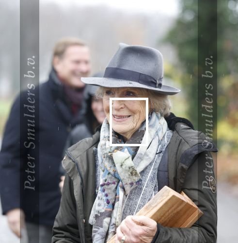 Laren (Gelderland) 19 november 2025
Bijeenkomst van nationale boomplantdag waar prinses Irene uit handen van Albert Verlinde een prijs krijgt omdat zij zich altijd ingezet heeft voor behoud en onderhoud bomen .