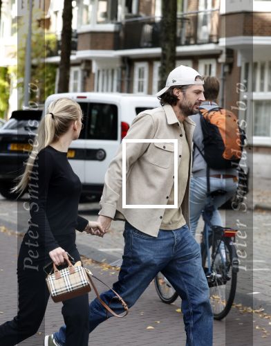 Amsterdam 14 oktober 2025
Renze Klamer met zijn nieuwe vriendin Hannah Trinette Ebbing in Amsterdam zuid.