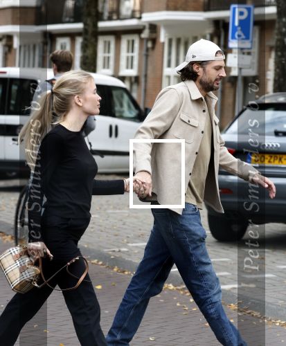 Amsterdam 14 oktober 2025
Renze Klamer met zijn nieuwe vriendin Hannah Trinette Ebbing in Amsterdam zuid.