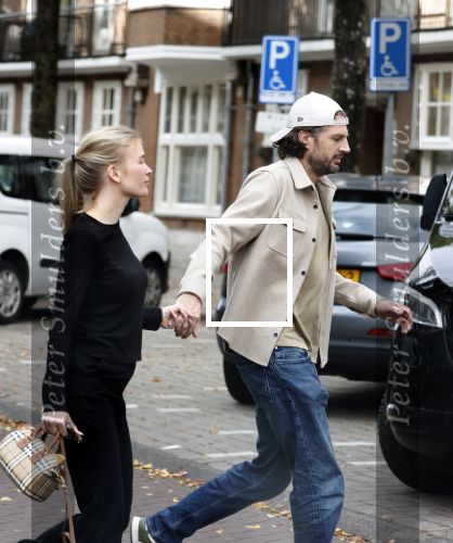 Amsterdam 14 oktober 2025
Renze Klamer met zijn nieuwe vriendin Hannah Trinette Ebbing in Amsterdam zuid.