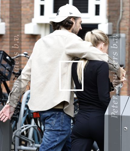 Amsterdam 14 oktober 2025
Renze Klamer met zijn nieuwe vriendin Hannah Trinette Ebbing in Amsterdam zuid.