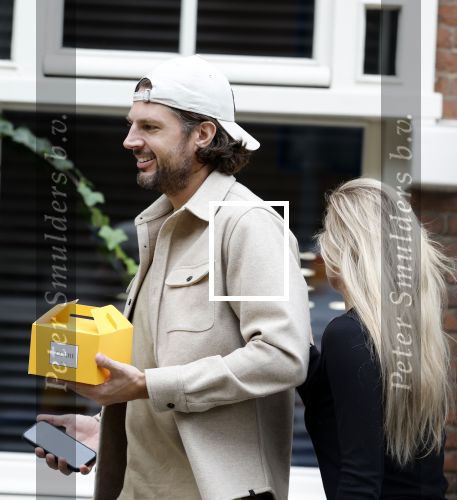 Amsterdam 14 oktober 2025
Renze Klamer met zijn nieuwe vriendin Hannah Trinette Ebbing in Amsterdam zuid.