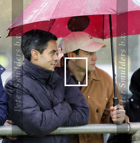 Den Haag 2 november 2025
Rob Jetten gaat bij de hockeywedstrijd klein Zwitserland- Bloemendaal kijken . 
Partner Nicolas Keenan doet alleen tijdens de warming up mee ivm een blessure . 
Daarna kikjken ze samen in de regen onder een paraplu naar de wedstrijd.