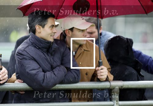 Den Haag 2 november 2025
Rob Jetten gaat bij de hockeywedstrijd klein Zwitserland- Bloemendaal kijken . 
Partner Nicolas Keenan doet alleen tijdens de warming up mee ivm een blessure . 
Daarna kikjken ze samen in de regen onder een paraplu naar de wedstrijd.