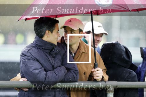 Den Haag 2 november 2025
Rob Jetten gaat bij de hockeywedstrijd klein Zwitserland- Bloemendaal kijken . 
Partner Nicolas Keenan doet alleen tijdens de warming up mee ivm een blessure . 
Daarna kikjken ze samen in de regen onder een paraplu naar de wedstrijd.