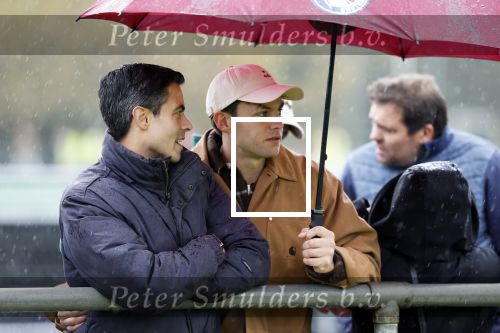 Den Haag 2 november 2025
Rob Jetten gaat bij de hockeywedstrijd klein Zwitserland- Bloemendaal kijken . 
Partner Nicolas Keenan doet alleen tijdens de warming up mee ivm een blessure . 
Daarna kikjken ze samen in de regen onder een paraplu naar de wedstrijd.