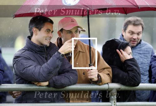 Den Haag 2 november 2025
Rob Jetten gaat bij de hockeywedstrijd klein Zwitserland- Bloemendaal kijken . 
Partner Nicolas Keenan doet alleen tijdens de warming up mee ivm een blessure . 
Daarna kikjken ze samen in de regen onder een paraplu naar de wedstrijd.
