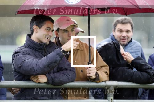 Den Haag 2 november 2025
Rob Jetten gaat bij de hockeywedstrijd klein Zwitserland- Bloemendaal kijken . 
Partner Nicolas Keenan doet alleen tijdens de warming up mee ivm een blessure . 
Daarna kikjken ze samen in de regen onder een paraplu naar de wedstrijd.