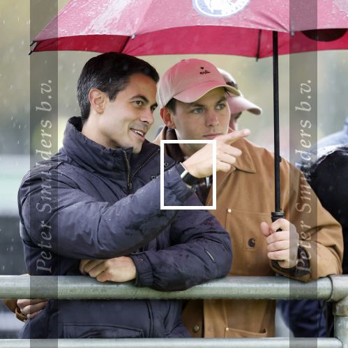Den Haag 2 november 2025
Rob Jetten gaat bij de hockeywedstrijd klein Zwitserland- Bloemendaal kijken . 
Partner Nicolas Keenan doet alleen tijdens de warming up mee ivm een blessure . 
Daarna kikjken ze samen in de regen onder een paraplu naar de wedstrijd.