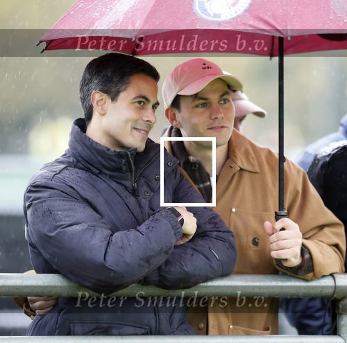 Den Haag 2 november 2025
Rob Jetten gaat bij de hockeywedstrijd klein Zwitserland- Bloemendaal kijken . 
Partner Nicolas Keenan doet alleen tijdens de warming up mee ivm een blessure . 
Daarna kikjken ze samen in de regen onder een paraplu naar de wedstrijd.