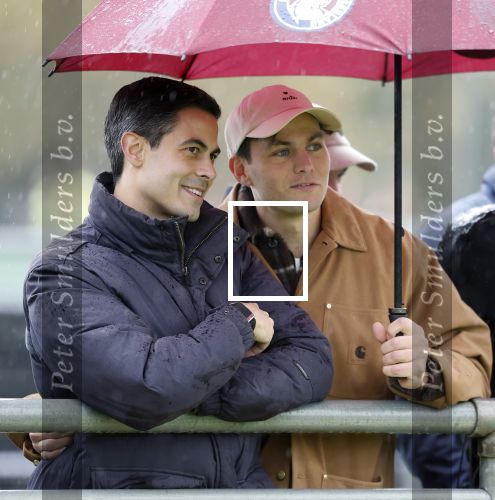 Den Haag 2 november 2025
Rob Jetten gaat bij de hockeywedstrijd klein Zwitserland- Bloemendaal kijken . 
Partner Nicolas Keenan doet alleen tijdens de warming up mee ivm een blessure . 
Daarna kikjken ze samen in de regen onder een paraplu naar de wedstrijd.