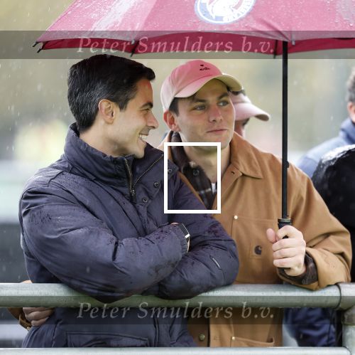Den Haag 2 november 2025
Rob Jetten gaat bij de hockeywedstrijd klein Zwitserland- Bloemendaal kijken . 
Partner Nicolas Keenan doet alleen tijdens de warming up mee ivm een blessure . 
Daarna kikjken ze samen in de regen onder een paraplu naar de wedstrijd.