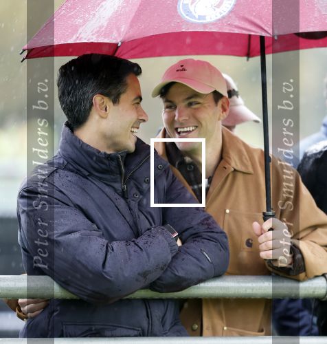 Den Haag 2 november 2025
Rob Jetten gaat bij de hockeywedstrijd klein Zwitserland- Bloemendaal kijken . 
Partner Nicolas Keenan doet alleen tijdens de warming up mee ivm een blessure . 
Daarna kikjken ze samen in de regen onder een paraplu naar de wedstrijd.