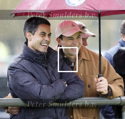 Den Haag 2 november 2025
Rob Jetten gaat bij de hockeywedstrijd klein Zwitserland- Bloemendaal kijken . 
Partner Nicolas Keenan doet alleen tijdens de warming up mee ivm een blessure . 
Daarna kikjken ze samen in de regen onder een paraplu naar de wedstrijd.