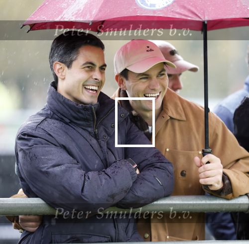 Den Haag 2 november 2025
Rob Jetten gaat bij de hockeywedstrijd klein Zwitserland- Bloemendaal kijken . 
Partner Nicolas Keenan doet alleen tijdens de warming up mee ivm een blessure . 
Daarna kikjken ze samen in de regen onder een paraplu naar de wedstrijd.