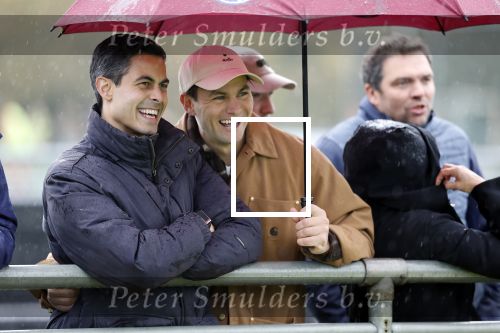 Den Haag 2 november 2025
Rob Jetten gaat bij de hockeywedstrijd klein Zwitserland- Bloemendaal kijken . 
Partner Nicolas Keenan doet alleen tijdens de warming up mee ivm een blessure . 
Daarna kikjken ze samen in de regen onder een paraplu naar de wedstrijd.