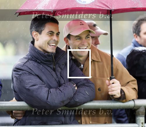 Den Haag 2 november 2025
Rob Jetten gaat bij de hockeywedstrijd klein Zwitserland- Bloemendaal kijken . 
Partner Nicolas Keenan doet alleen tijdens de warming up mee ivm een blessure . 
Daarna kikjken ze samen in de regen onder een paraplu naar de wedstrijd.