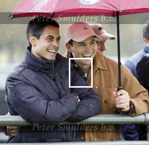 Den Haag 2 november 2025
Rob Jetten gaat bij de hockeywedstrijd klein Zwitserland- Bloemendaal kijken . 
Partner Nicolas Keenan doet alleen tijdens de warming up mee ivm een blessure . 
Daarna kikjken ze samen in de regen onder een paraplu naar de wedstrijd.